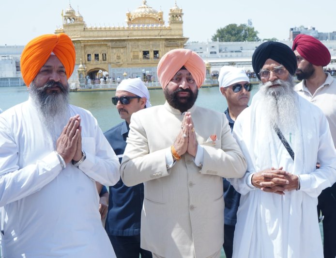 राज्यपाल गुरमीत सिंह ने हरमंदिर साहिब में मत्था टेका, देश और प्रदेश की खुशहाली के लिए की प्रार्थना