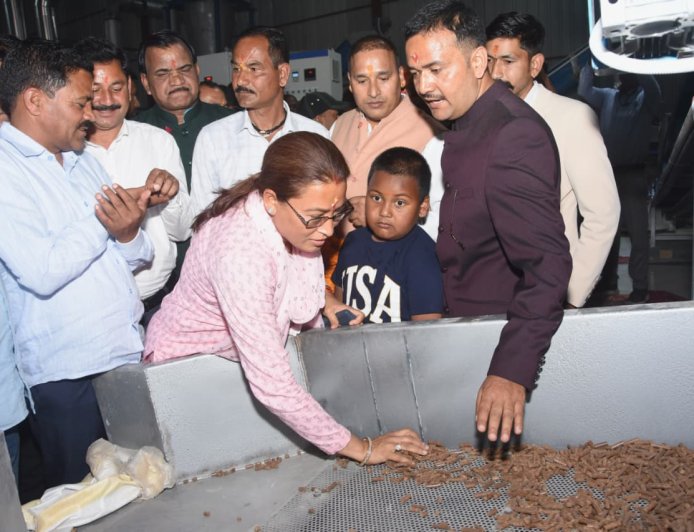 अल्मोड़ा में पिरूल आधारित बायोमास प्लांट का शुभारंभ, मंत्री रेखा आर्या ने महिलाओं को दिए रोजगार के अवसर