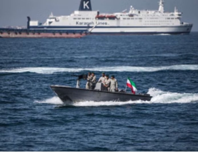 स्ट्रेट ऑफ होर्मुज में तनाव बढ़ा: भारतीय जहाजों पर हमले से वैश्विक तेल सप्लाई पर खतरा