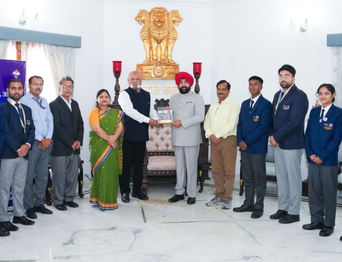 एन.एस.एस. के स्वयंसेवकों ने राज्यपाल गुरमीत सिंह से की मुलाकात, गणतंत्र दिवस परेड में किया था राज्य का प्रतिनिधित्व