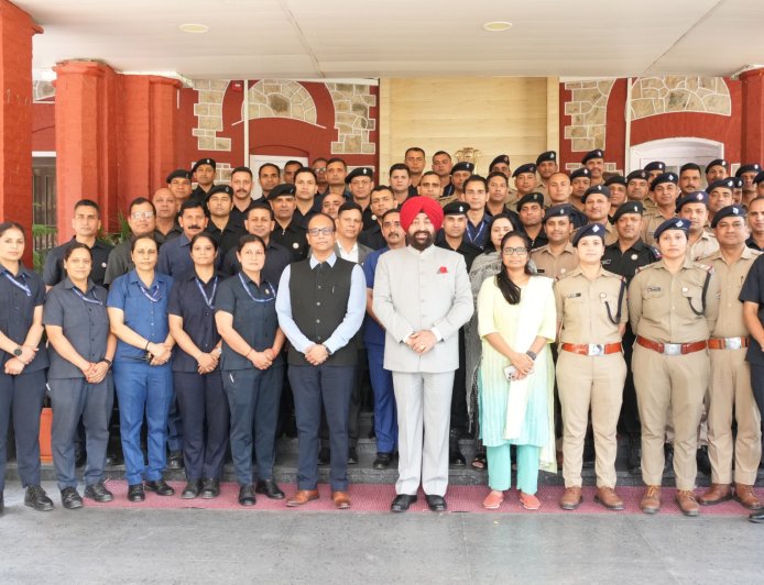 लोक भवन में सुरक्षाकर्मियों को मिली नई पहचान, राज्यपाल गुरमीत सिंह ने बैज से किया सम्मानित