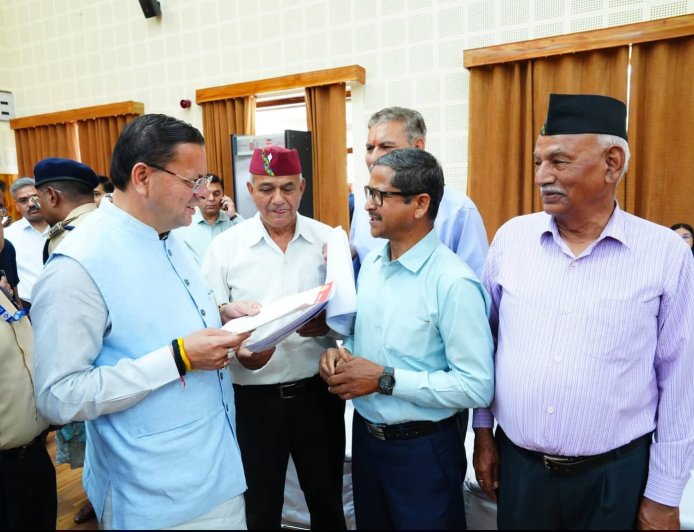 मुख्य सेवक सदन में सीएम धामी ने जनता की समस्याएं सुनीं और तत्काल समाधान किया