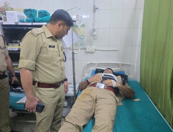 देहरादून में लूट के बाद मुठभेड़: एक बदमाश ढेर, इंस्पेक्टर समेत दो घायल