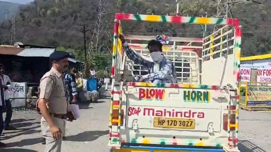 VIKASNAGAR: ऑपरेशन प्रहार के तहत पुलिस ने तड़ीपार किया आदतन अपराधी, धूमधाम से मनाई गई कार्रवाई