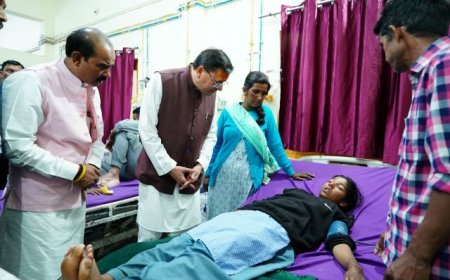 मुख्यमंत्री पुष्कर सिंह धामी ने पिथौरागढ़ जिला अस्पताल में मरीजों का हाल जाना