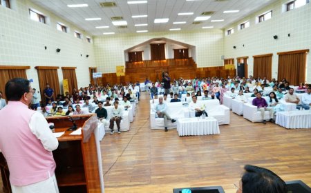 सीएम धामी ने मेधावी छात्रों को सम्मानित किया, उज्ज्वल भविष्य की कामना की