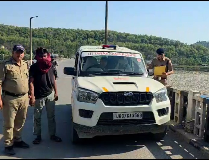 देहरादून पुलिस ने तड़ीपार किया दो आदतन अपराधियों को ढोल-नगाड़े की गूंज में