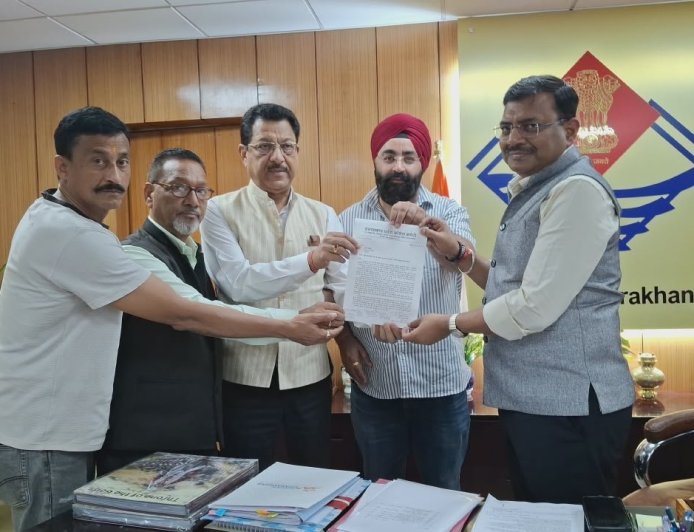 चंपावत में सामूहिक दुष्कर्म पर कांग्रेस ने सरकार को घेरा, मुख्य सचिव को सौंपा आक्रोश पत्र