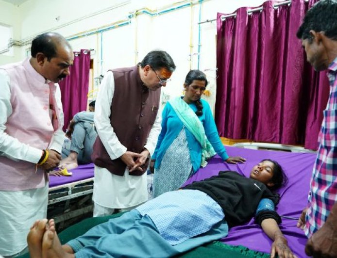 मुख्यमंत्री पुष्कर सिंह धामी ने पिथौरागढ़ जिला अस्पताल में मरीजों का हाल जाना