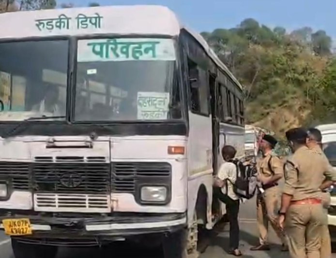 देहरादून: पुलिस ने ढोल-नगाड़े बजाकर आदतन अपराधी को किया ताड़ीपार