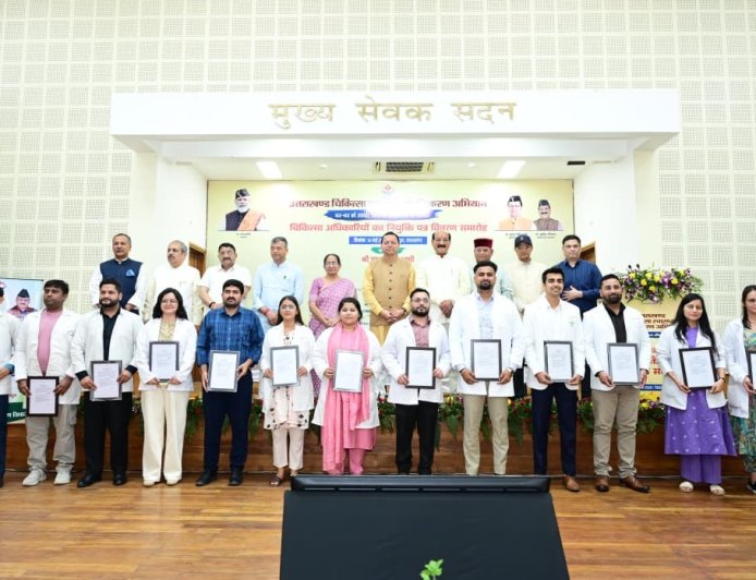 सीएम पुष्कर सिंह धामी ने 307 नव-नियुक्त चिकित्सा अधिकारियों और फार्मासिस्टों को दिया नियुक्ति पत्र