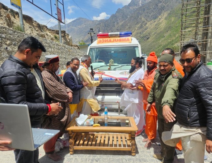 जयपुर के श्री संपूर्ण देव ट्रस्ट ने नगर पंचायत बदरीनाथ को दी अत्याधुनिक एंबुलेंस