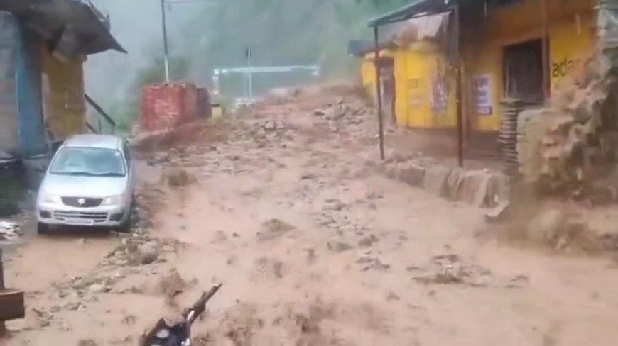 टिहरी में मूसलाधार बारिश की तबाही: बिलौंदी पुल पर मलबा और दुकानों में जल भराव