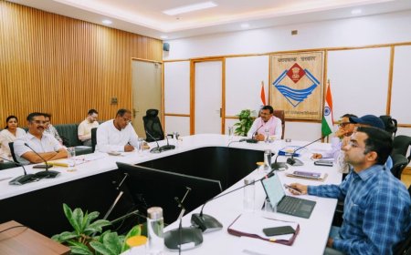 विकास को रफ्तार: मुख्य सचिव आनंद बर्द्धन ने केंद्रीय व बाह्य सहायतित योजनाओं की समीक्षा की; चारधाम रूट पर ई-व्हीकल चार्जिंग स्टेशन बनाने के निर्देश