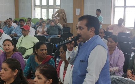 एकेश्वर बीडीसी बैठक: अधिकारियों की अनुपस्थिति पर कवींद्र इष्टवाल का तीखा विरोध, जनप्रतिनिधियों ने जताई नाराजगी