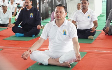 मुख्यमंत्री पुष्कर सिंह धामी ने बनबसा में आयोजित 12वें अंतर्राष्ट्रीय योग दिवस पर सामूहिक योगाभ्यास किया