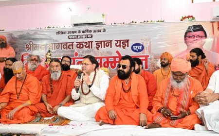 मुख्यमंत्री पुष्कर सिंह धामी का विशाल संत सम्मेलन में पूज्य संतों का अभिनंदन - भारत आज