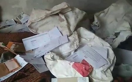चमोली में डाक विभाग की बड़ी लापरवाही! पोस्टमैन के कमरे से बरामद हुईं डाक से भरी बोरियां, जांच के आदेश