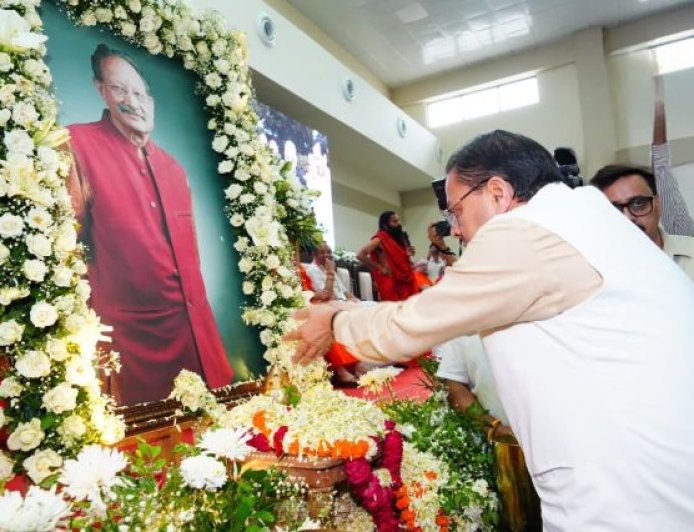 मुख्यमंत्री पुष्कर सिंह धामी ने मेजर जनरल (रिटायर) भुवन चंद्र खण्डूड़ी को श्रद्धांजलि दी