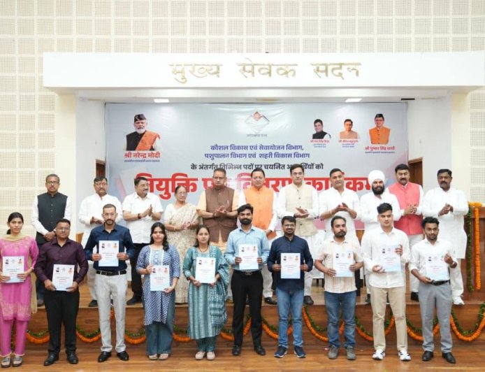 सीएम धामी ने 221 अभ्यर्थियों को UKSSSC के तहत नियुक्ति पत्र वितरित किए
