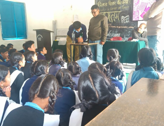 जीआईसी दूनागिरी में विज्ञान कार्यशाला: प्रो. एच.सी. वर्मा के प्रयोगों से छात्र बने विज्ञान के प्रति उत्साहित