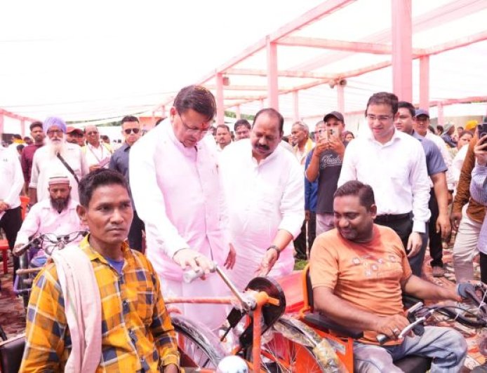 मुख्यमंत्री पुष्कर सिंह धामी ने 'आपके द्वार' कार्यक्रम में केंद्र और राज्य सरकार की उपलब्धियां साझा की