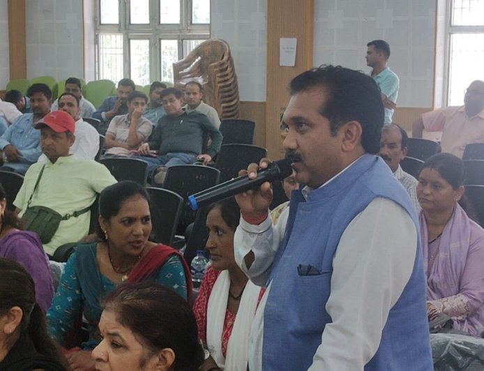 एकेश्वर बीडीसी बैठक: अधिकारियों की अनुपस्थिति पर कवींद्र इष्टवाल का तीखा विरोध, जनप्रतिनिधियों ने जताई नाराजगी