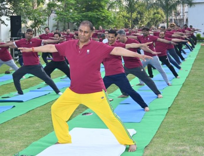 अन्तराष्ट्रीय योग दिवस पर पिटकुल में निदेशक पी0सी0 ध्यानी के नेतृत्व में सामूहिक योगाभ्यास
