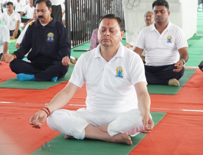 मुख्यमंत्री पुष्कर सिंह धामी ने बनबसा में आयोजित 12वें अंतर्राष्ट्रीय योग दिवस पर सामूहिक योगाभ्यास किया