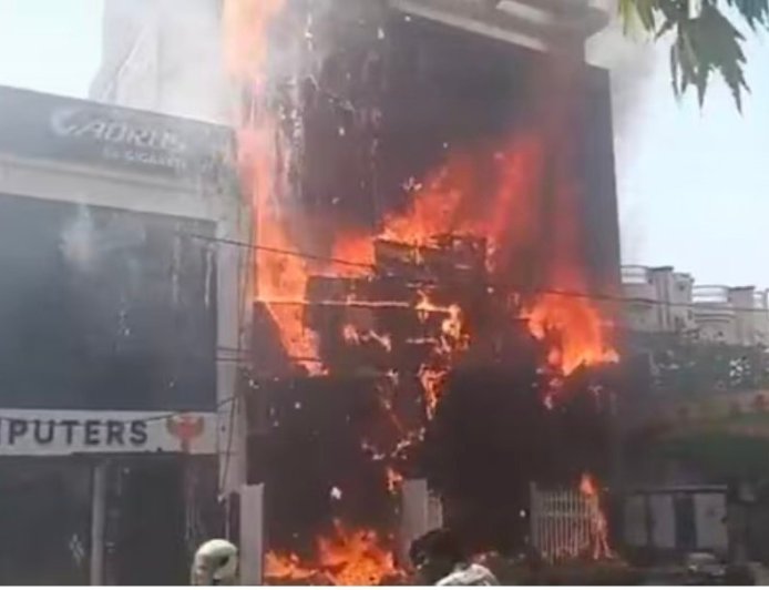 लखनऊ: कोचिंग सेंटर में आग लगने से दो की मौत, कई छात्र घायल - जानिए पूरी घटना