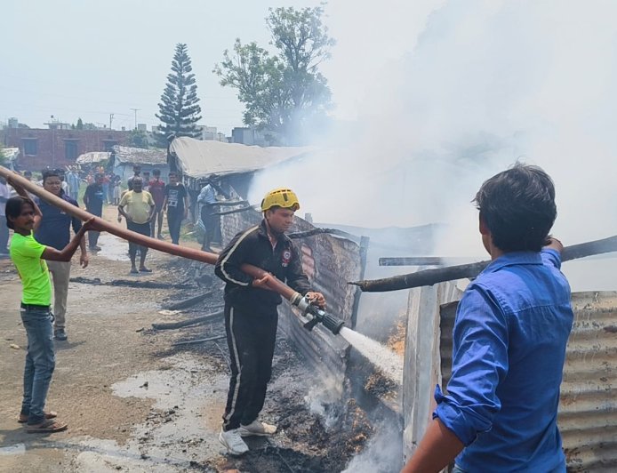 हल्द्वानी में फायर फाइटर्स का अद्भुत कार्य: समय पर आग पर पाया गया काबू