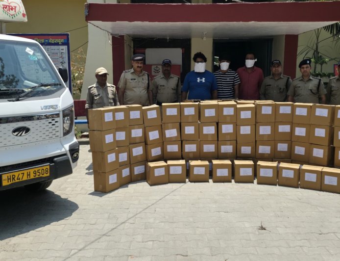 विकासनगर में पुलिस की बड़ी कार्रवाई: 120 पेटी अवैध शराब का पर्दाफाश, 3 तस्कर हुए गिरफ्तार