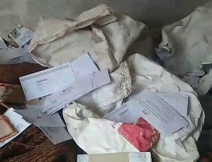 चमोली में डाक विभाग की अनदेखी, पोस्टमैन के कमरे से मिलीं बोरियां! जांच शुरू