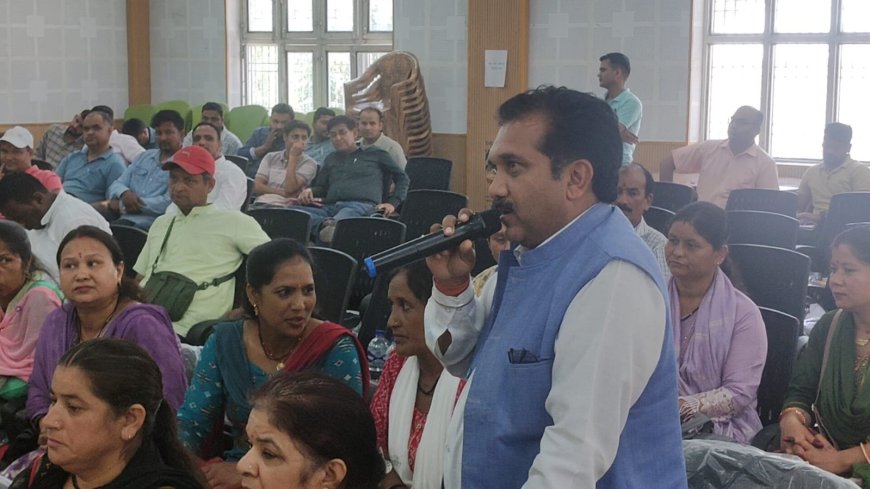 एकेश्वर बीडीसी बैठक: अधिकारियों की अनुपस्थिति पर कवींद्र इष्टवाल का तीखा विरोध, जनप्रतिनिधियों ने जताई नाराजगी