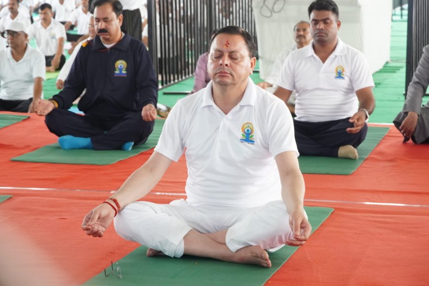 मुख्यमंत्री पुष्कर सिंह धामी ने बनबसा में आयोजित 12वें अंतर्राष्ट्रीय योग दिवस पर सामूहिक योगाभ्यास किया