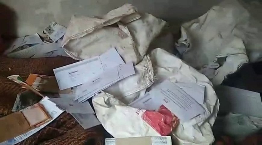 चमोली में डाक विभाग की अनदेखी, पोस्टमैन के कमरे से मिलीं बोरियां! जांच शुरू