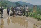 उत्तराखंड: गड्ढों का पूजन कर सड़कों की बदहाली के खिलाफ ग्रामीणों का अनोखा विरोध