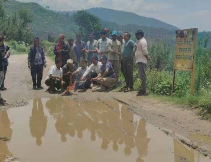 उत्तराखंड: गड्ढों का पूजन कर सड़कों की बदहाली के खिलाफ ग्रामीणों का अनोखा विरोध