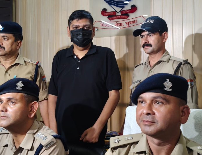देहरादून में गिरफ्तार हुआ फर्जी IPS, पूर्व मुख्य सचिव का पुत्र оказался ठग