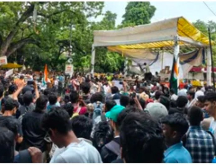 जंतर-मंतर पर प्रदर्शनकारियों की भीड़, CJP का संसद मार्च जारी