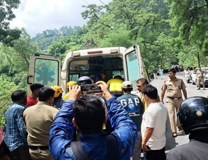 उत्तराखंड: ज्योलीकोट के पास वाहन खाई में गिरा, लखनऊ के छह पर्यटक घायल