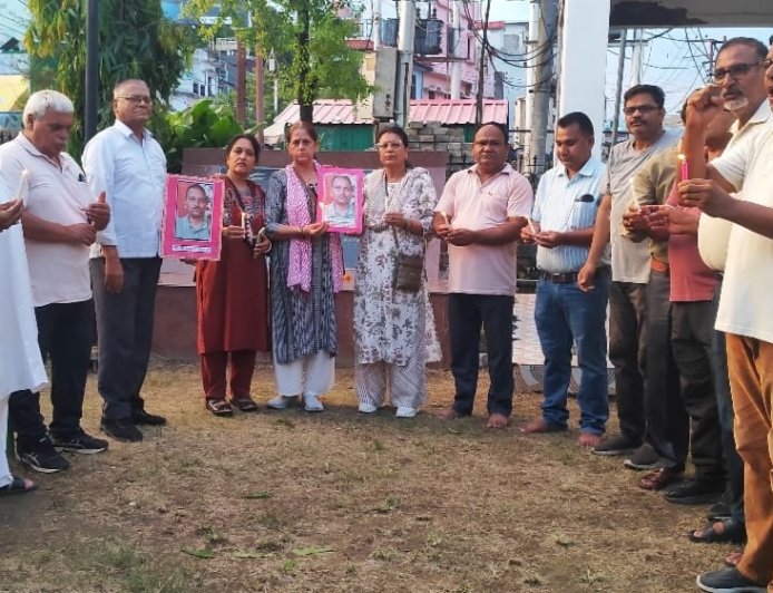 लखनपुर: दयानंद टम्टा की हत्या के खिलाफ श्रद्धांजलि सभा और कैंडल मार्च का आयोजन