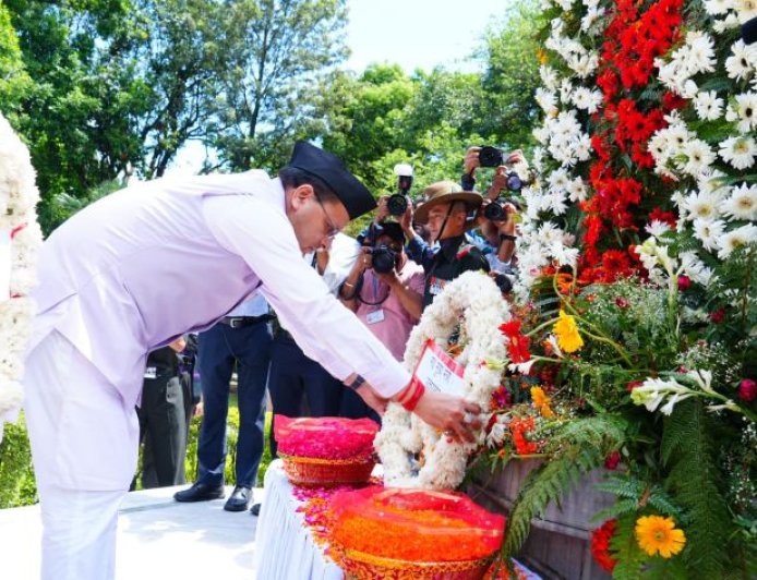 मुख्यमंत्री पुष्कर सिंह धामी ने कारगिल विजय दिवस पर शहीद स्मारक पर श्रद्धांजलि अर्पित की