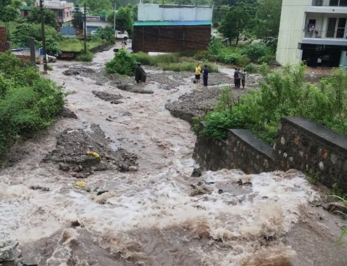 उत्तराखंड में मूसलधार बारिश: मालदेवता में 233 मिमी बारिश, चारधाम यात्रा स्थगित