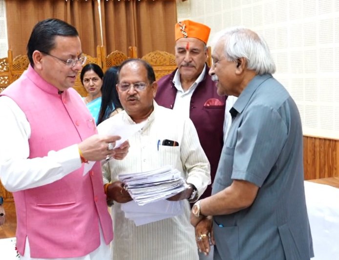 मुख्यमंत्री धामी ने जन समस्याओं का समाधान सुनिश्चित करने के लिए दिए निर्देश, लोगों की सुनीं समस्याएं