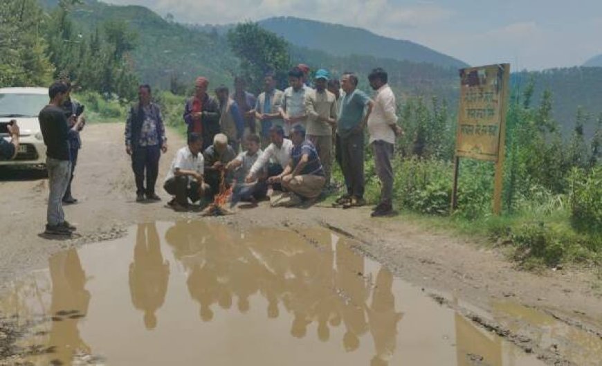 उत्तराखंड: गड्ढों का पूजन कर सड़कों की बदहाली के खिलाफ ग्रामीणों का अनोखा विरोध