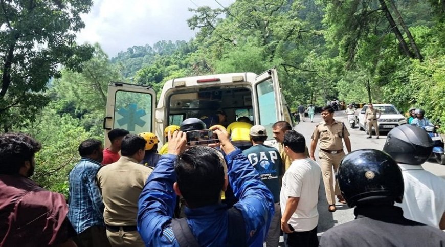 उत्तराखंड: ज्योलीकोट के पास वाहन खाई में गिरा, लखनऊ के छह पर्यटक घायल