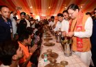 देवभूमि में शिवभक्तों का भव्य स्वागत; सीएम धामी ने कांवड़ियों को भोजन परोसा और किया सम्मानित