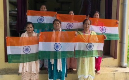 हर घर लहराएगा दून का हैंडमेड तिरंगा: सहसपुर की महिलाएं बनाती हैं तिरंगे, आत्मनिर्भरता की ओर बढ़ते कदम