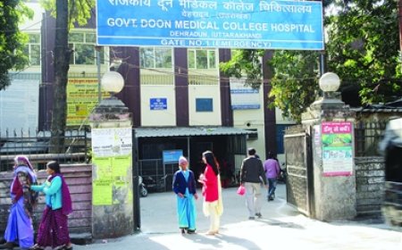 देहरादून के दून अस्पताल में जींस-टीशर्ट पर रोक: डॉक्टरों और कर्मचारियों के लिए सख्त ड्रेस कोड